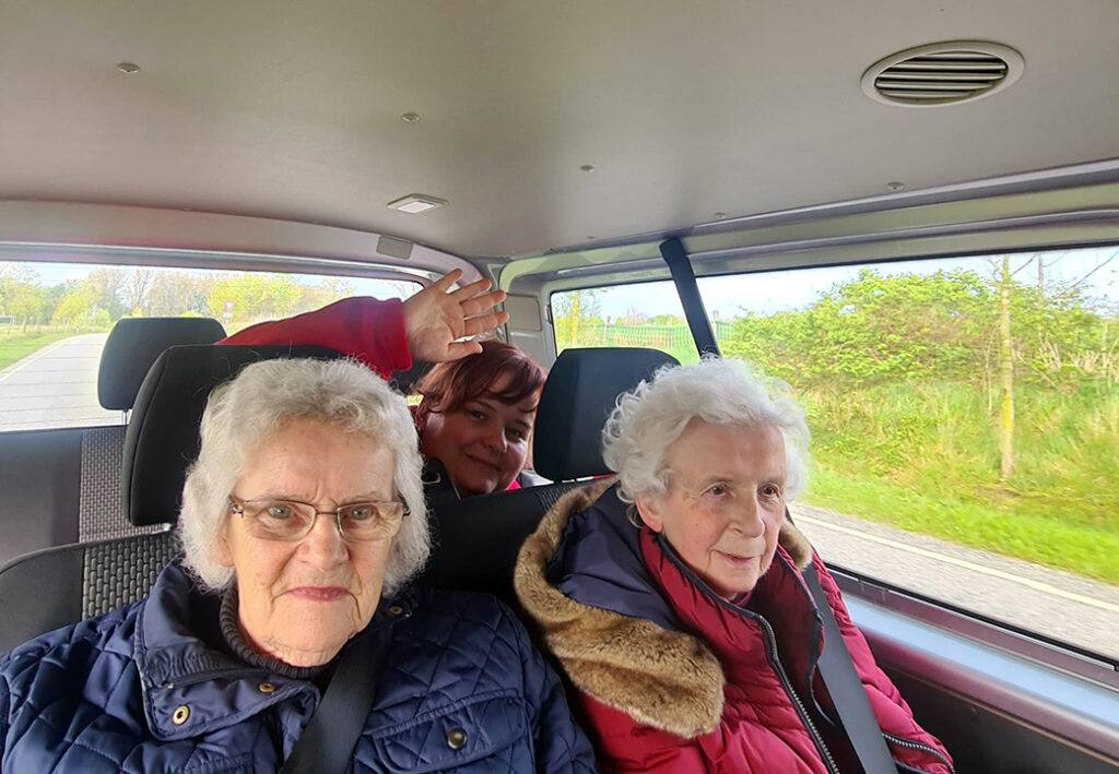 Drei Personen im Auto