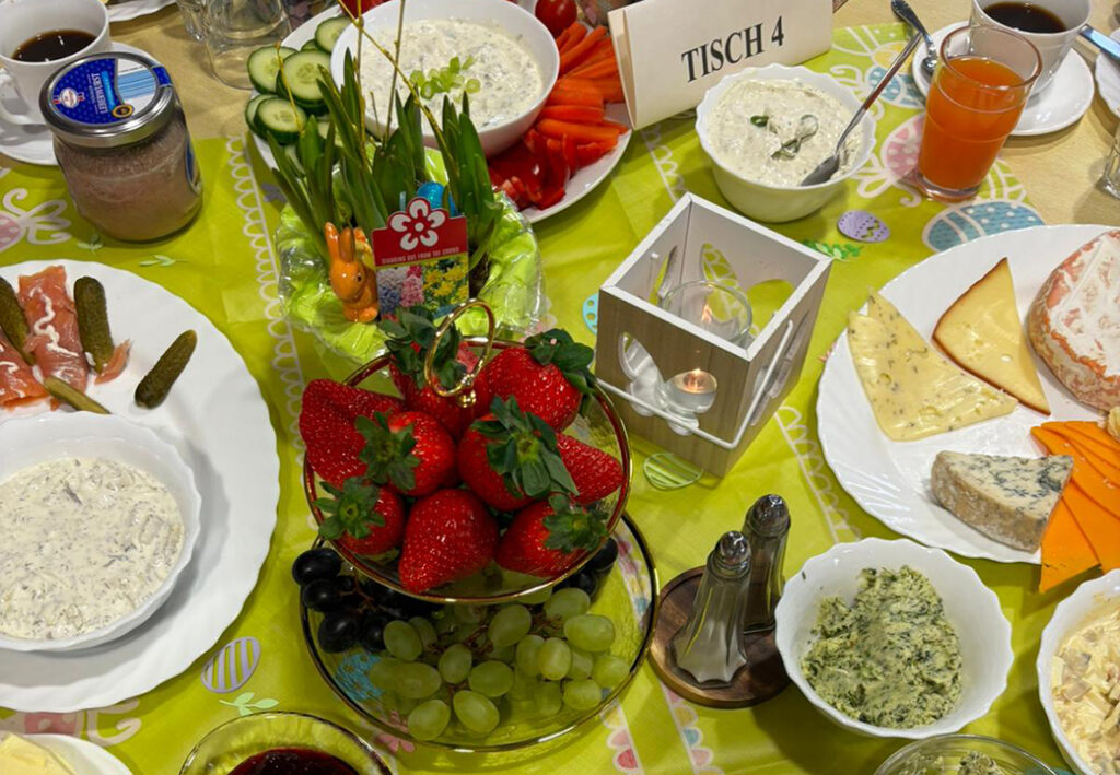 Ein gedeckter Tisch mit verschiedenen Speisen und Dekorationen.