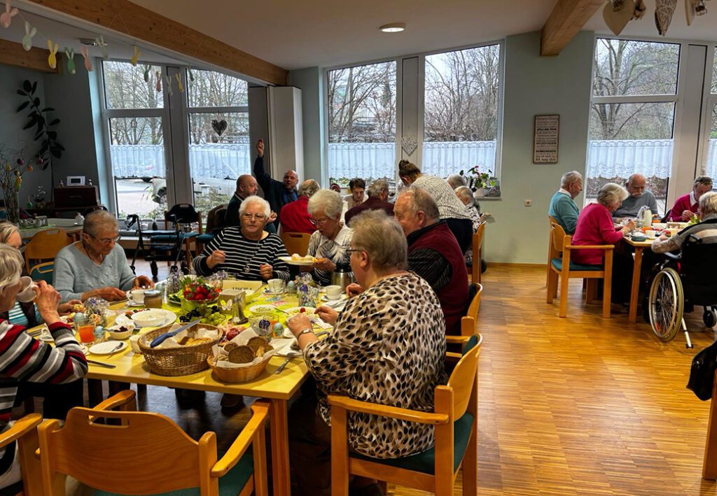&Auml;ltere Menschen beim gemeinsamen Essen in einem Gemeinschaftsraum.