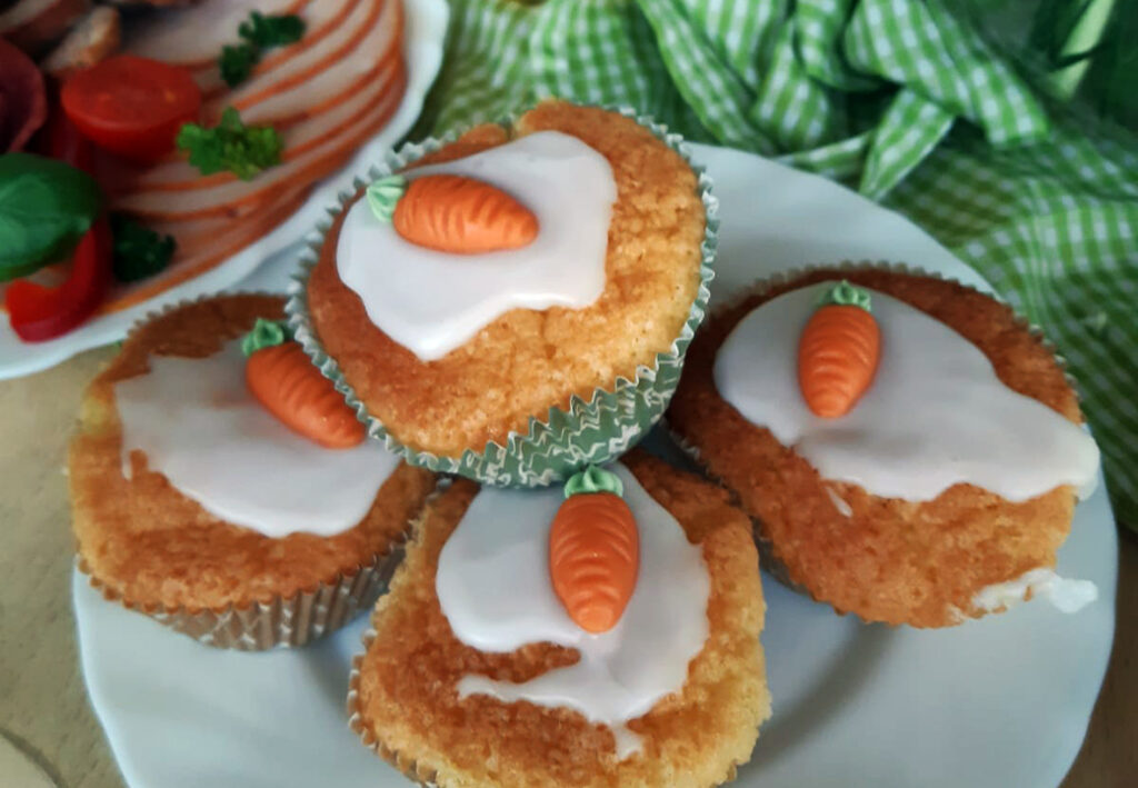 M&ouml;hren-Muffins mit Zuckerguss und Marzipanm&ouml;hren