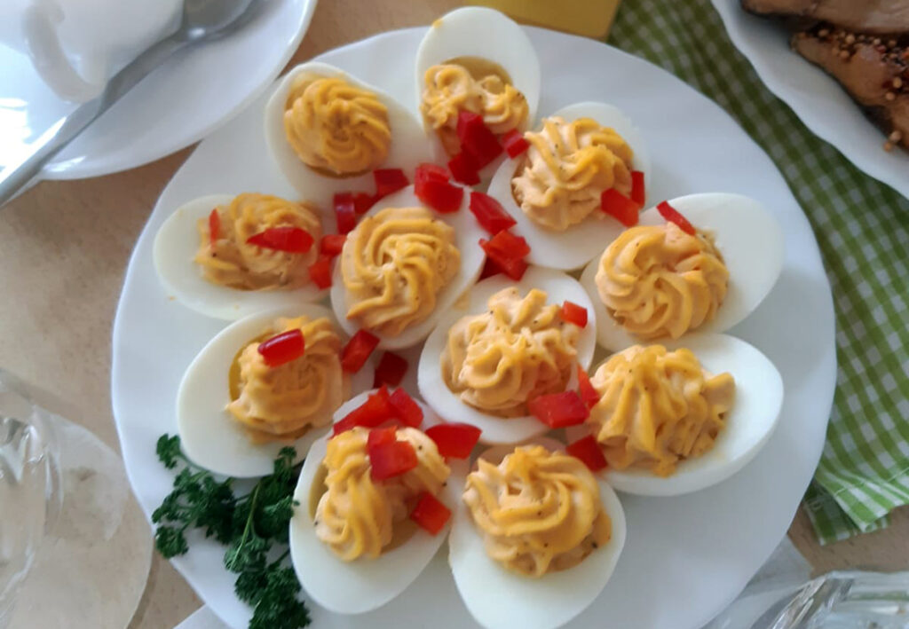 Ein Teller mit gef&uuml;llten Eiern.