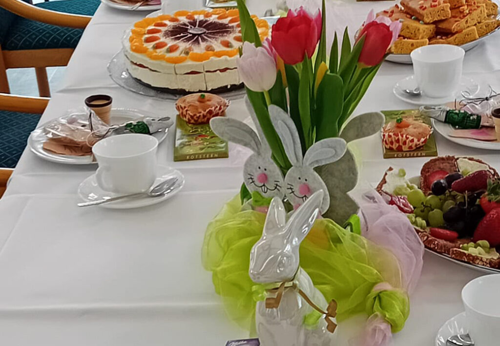 Osterdekorierter Tisch mit Kuchen und Geb&auml;ck