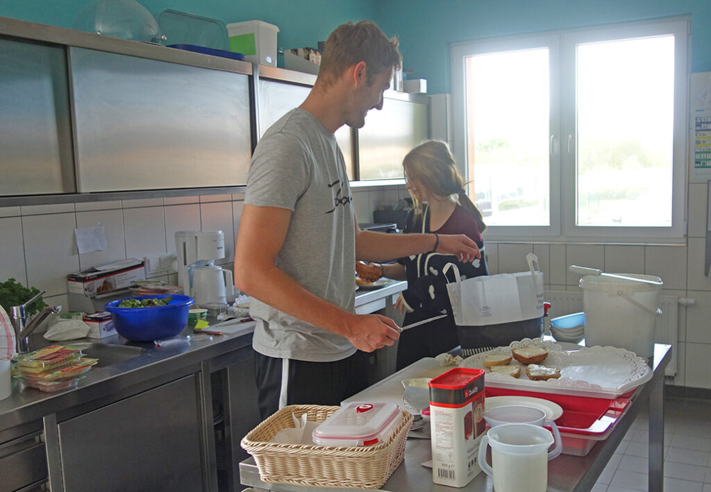 Zwei Personen arbeiten in einer K&uuml;che