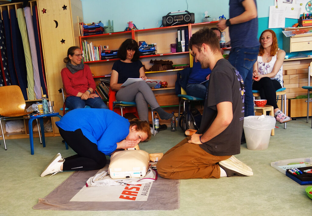 Personen bei einem Erste-Hilfe-Kurs