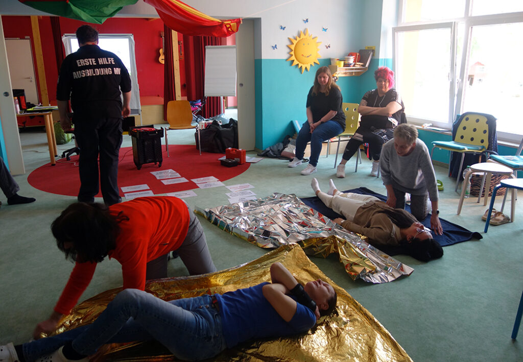 Erste-Hilfe-Kurs in einem bunt eingerichteten Raum