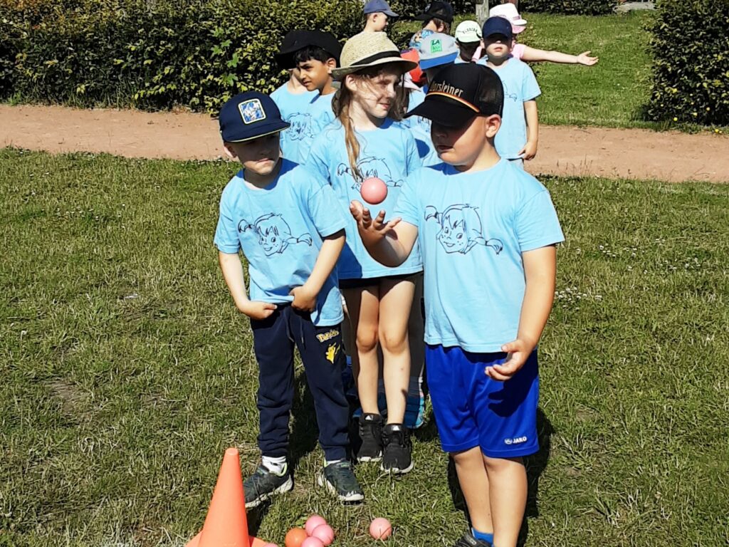 Kinder beim Spielen im Freien
