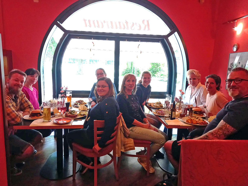 Gruppe von Menschen in einem Restaurant