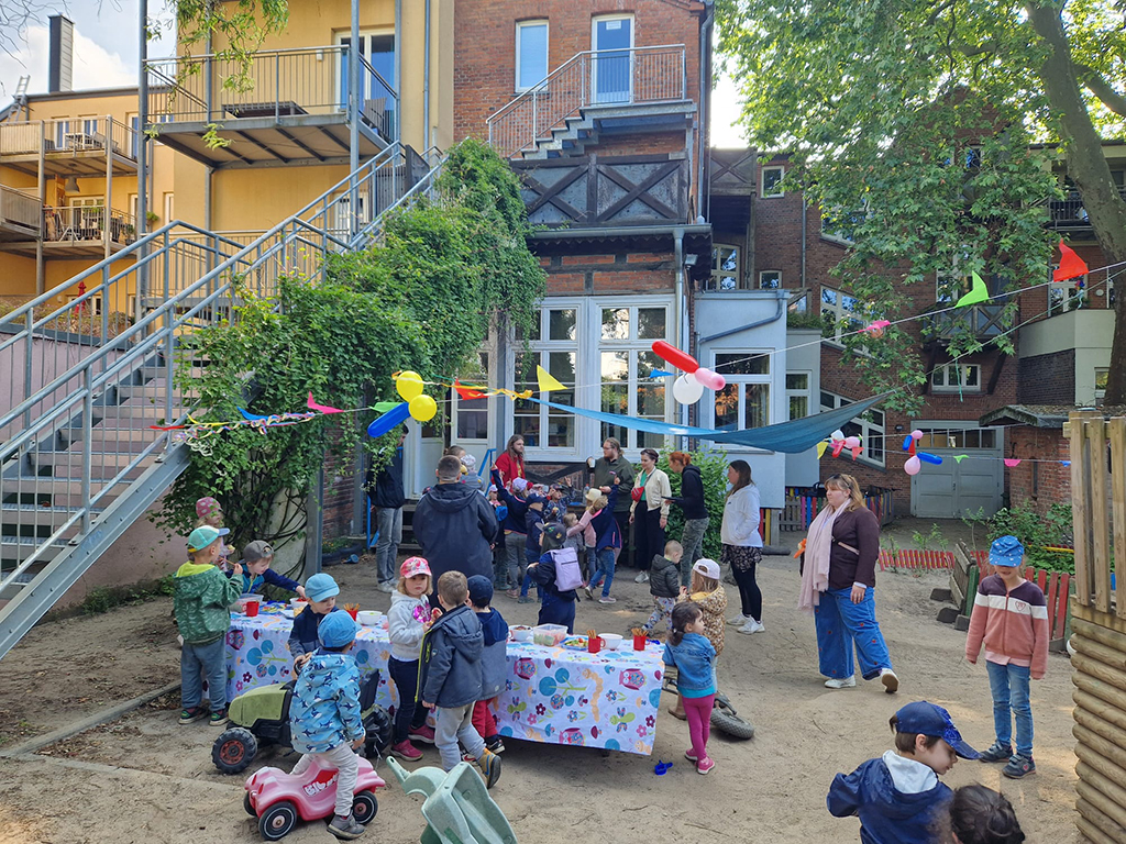 Ein bunt dekoriertes Kinderfest mit vielen Teilnehmern