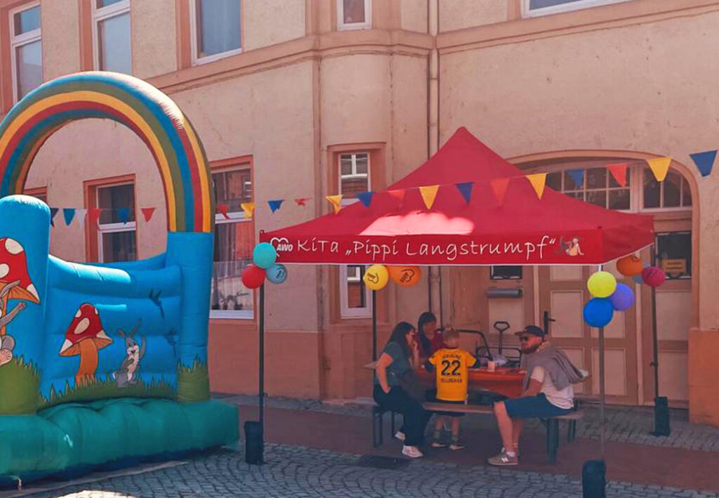 Foto eines AWO-Festes mit Kindern und Eltern