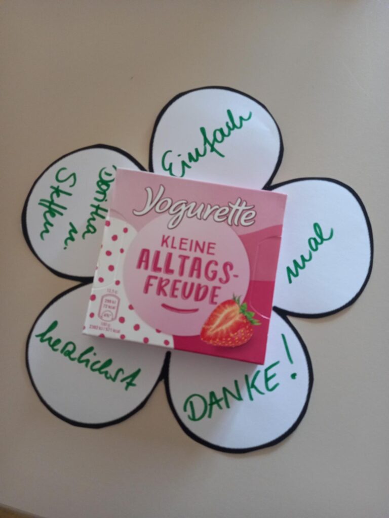 Blume aus Papier mit Yogurette-Verpackung in der Mitte