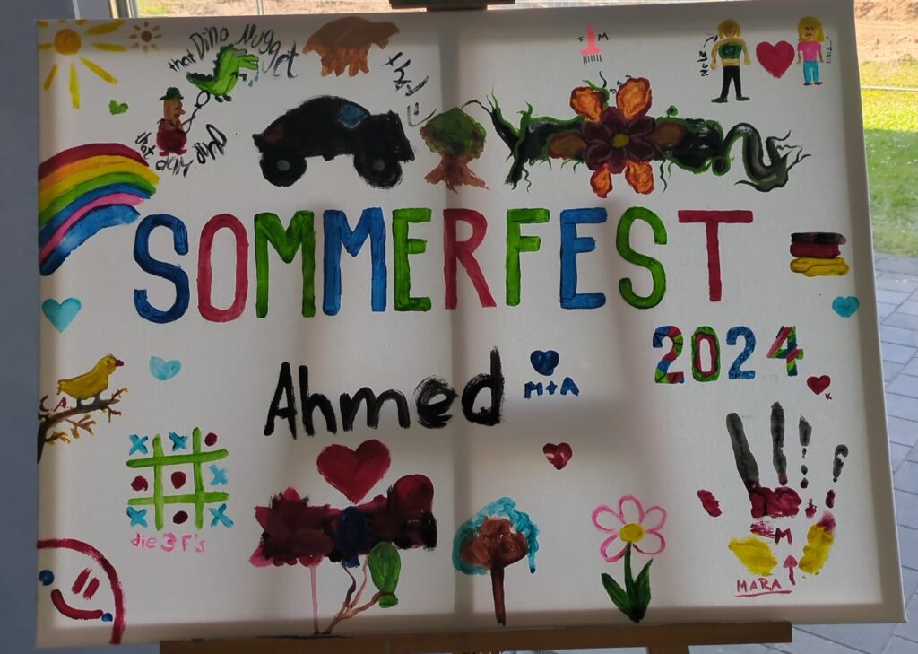 Ein bunt bemaltes Schild f&uuml;r ein Sommerfest