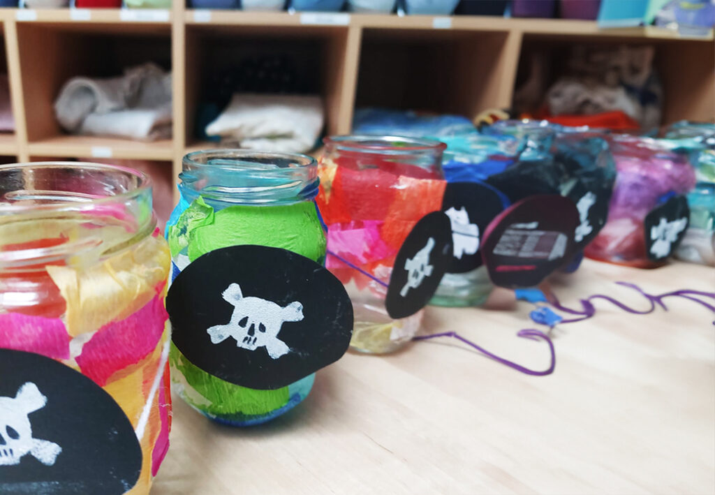 Dekorierte Einmachgl&auml;ser mit Totenkopf-Aufklebern