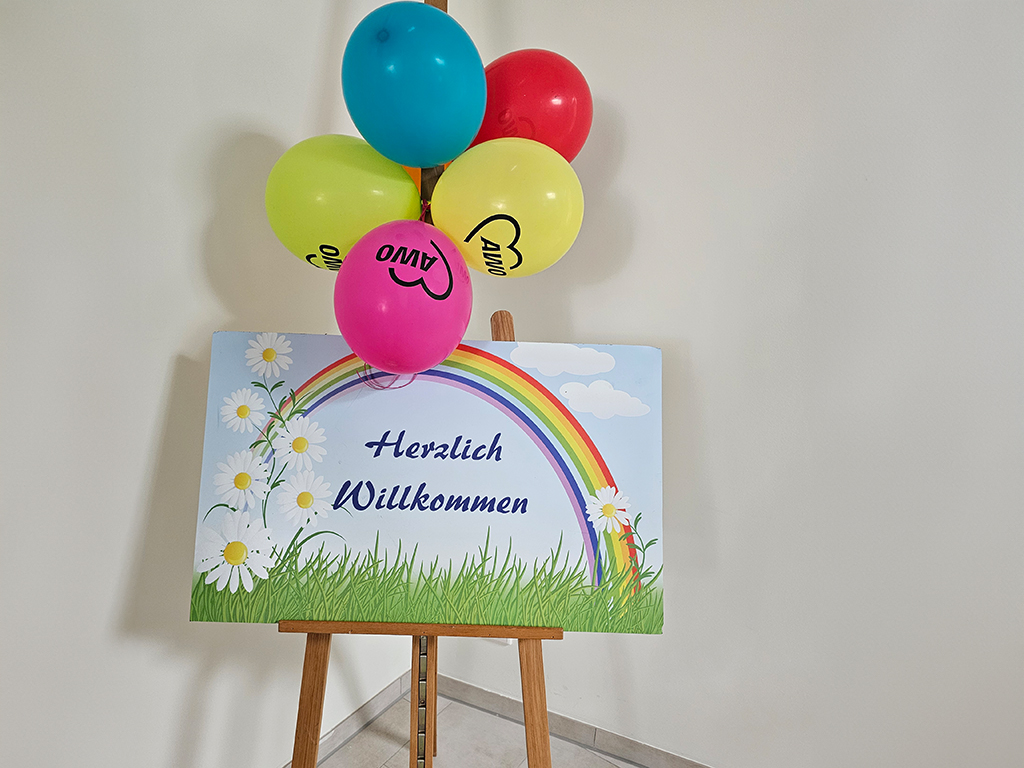 Willkommensschild und bunte Ballons