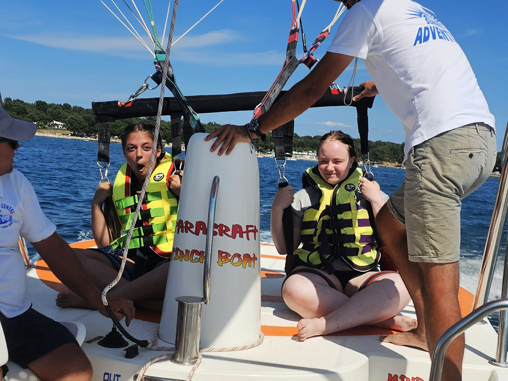 Zwei Personen im Boot beim Parasailing-Vorbereitung.