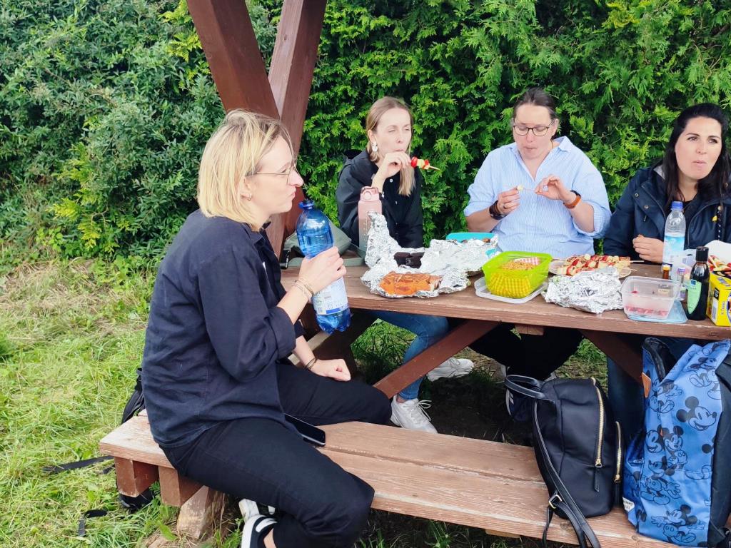 Personengruppe bei einem Picknick