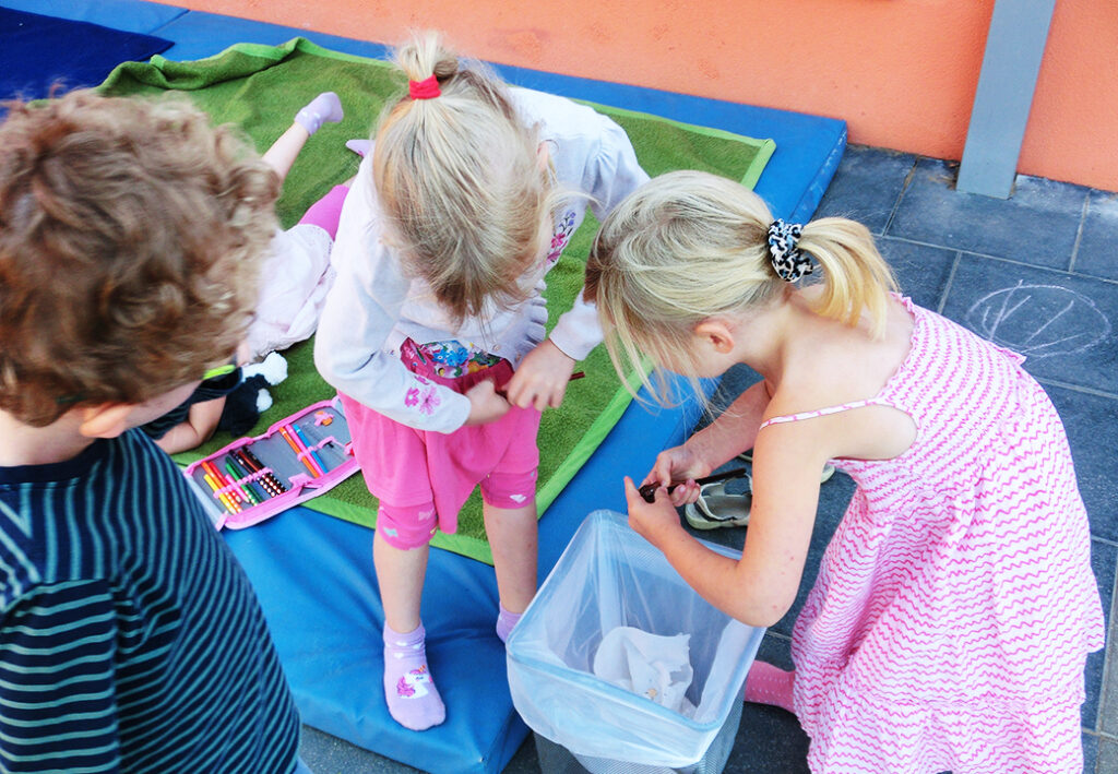 Kinder spielen kreativ auf einem gepolsterten Untergrund