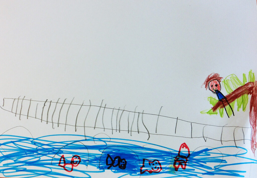 Kinderzeichnung zeigt eine Br&uuml;cke, Wasser und einen Baum mit einer Figur oben drauf.