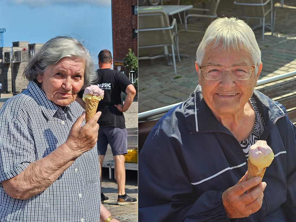 Zwei ältere Damen genießen ein Eis.
