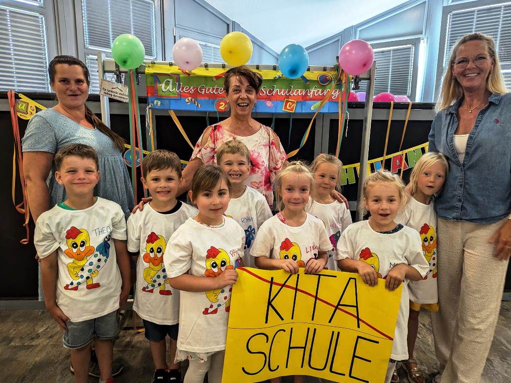 Foto von Kindern und Erwachsenen, die für den Schulanfang posieren.