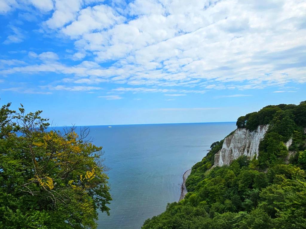 Kreidefelsen am Meer an einem bewölkten Tag