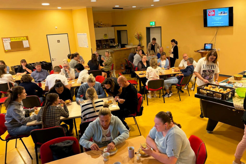 Menschen bei einem Treffen in einem Gemeinderaum