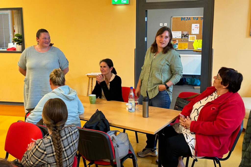Gruppenbesprechung in einem Raum mit mehreren Personen
