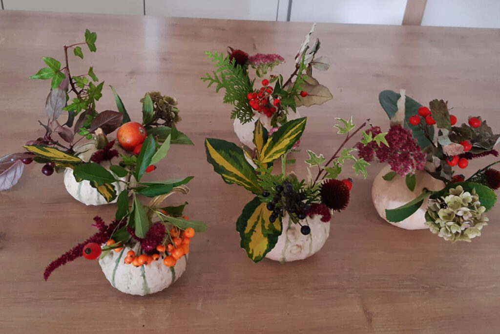 Herbstliche Tischdekoration mit K&uuml;rbissen und Herbstpflanzen