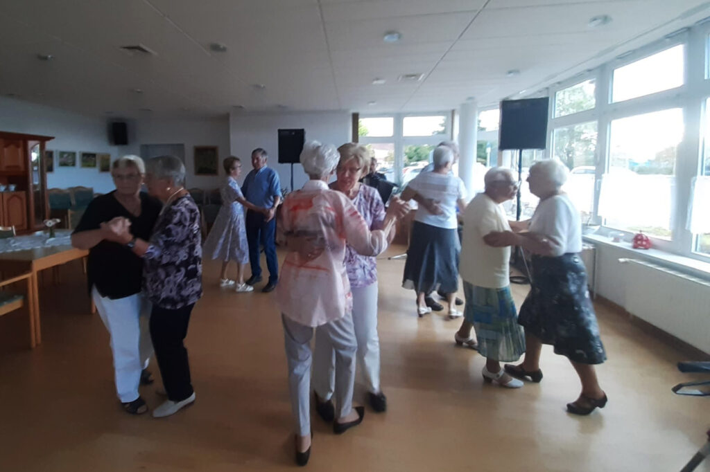&Auml;ltere Menschen beim Tanzen in einem Gemeinschaftsraum