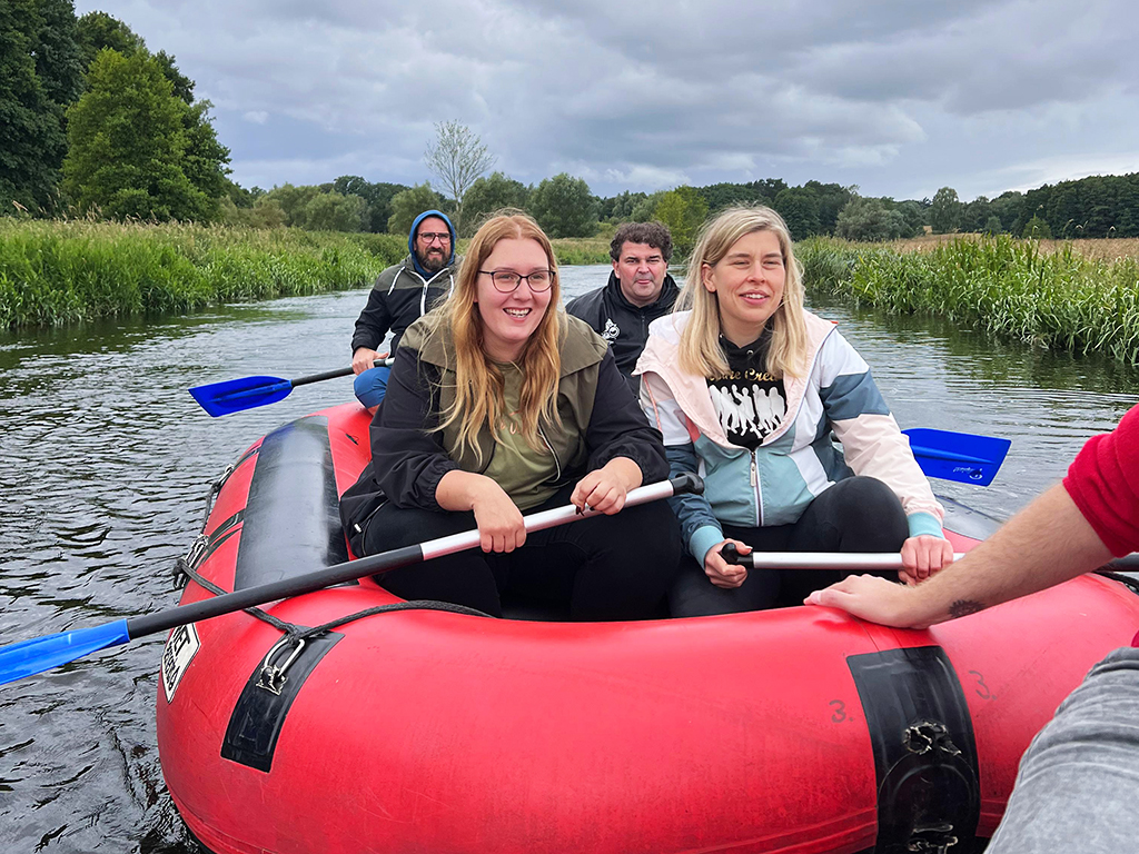 Eine Gruppe von Personen im Schlauchboot auf einem Fluss.