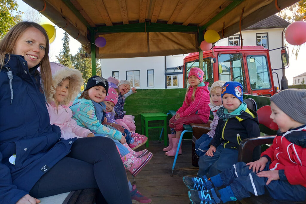 Kindergruppe in einem Planwagen