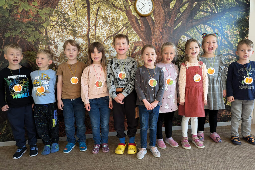 Gruppe von Kindern steht l&auml;chelnd nebeneinander