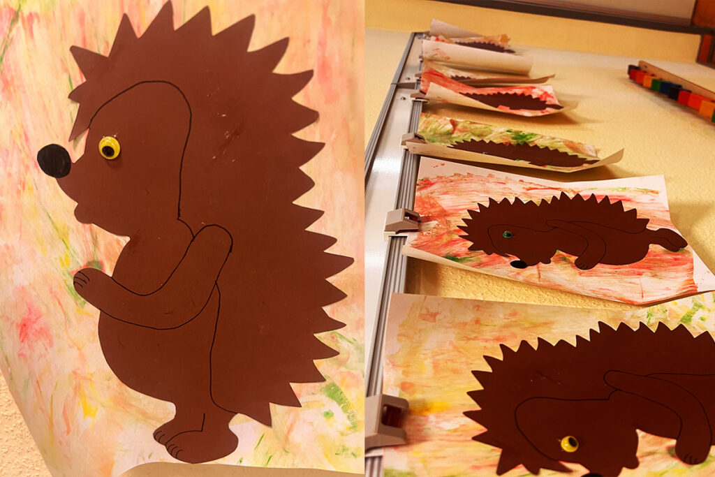 Bastelarbeiten von Igeln an einer Wand befestigt.