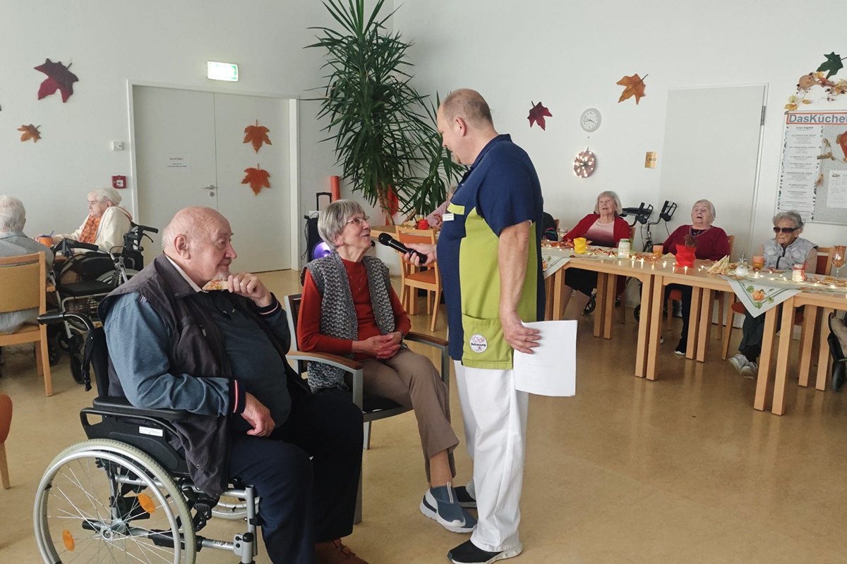 Ein Gruppenraum in einem Pflegeheim während einer Aktivität.