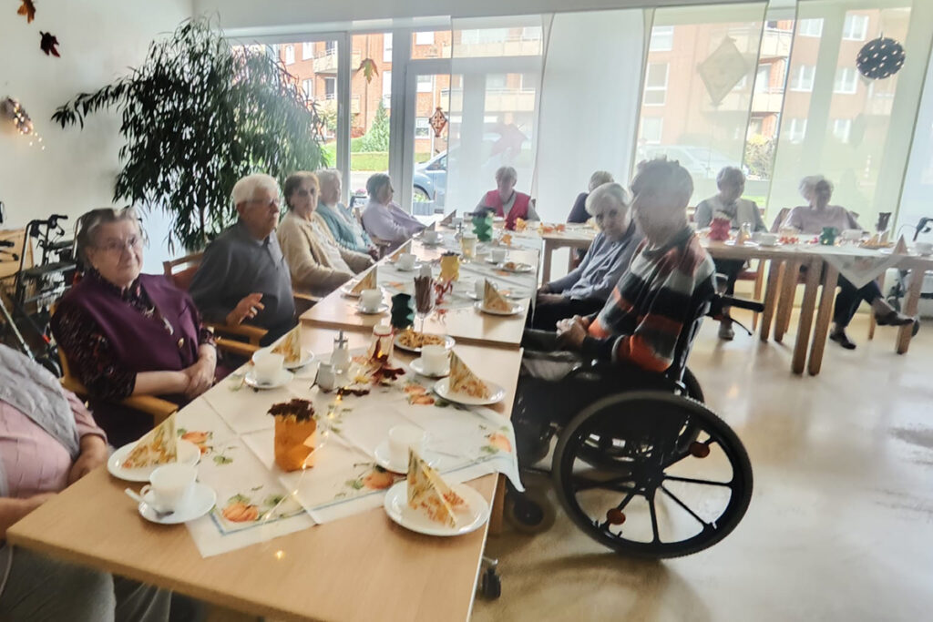 Seniorengruppe in einem Gemeinschaftsraum