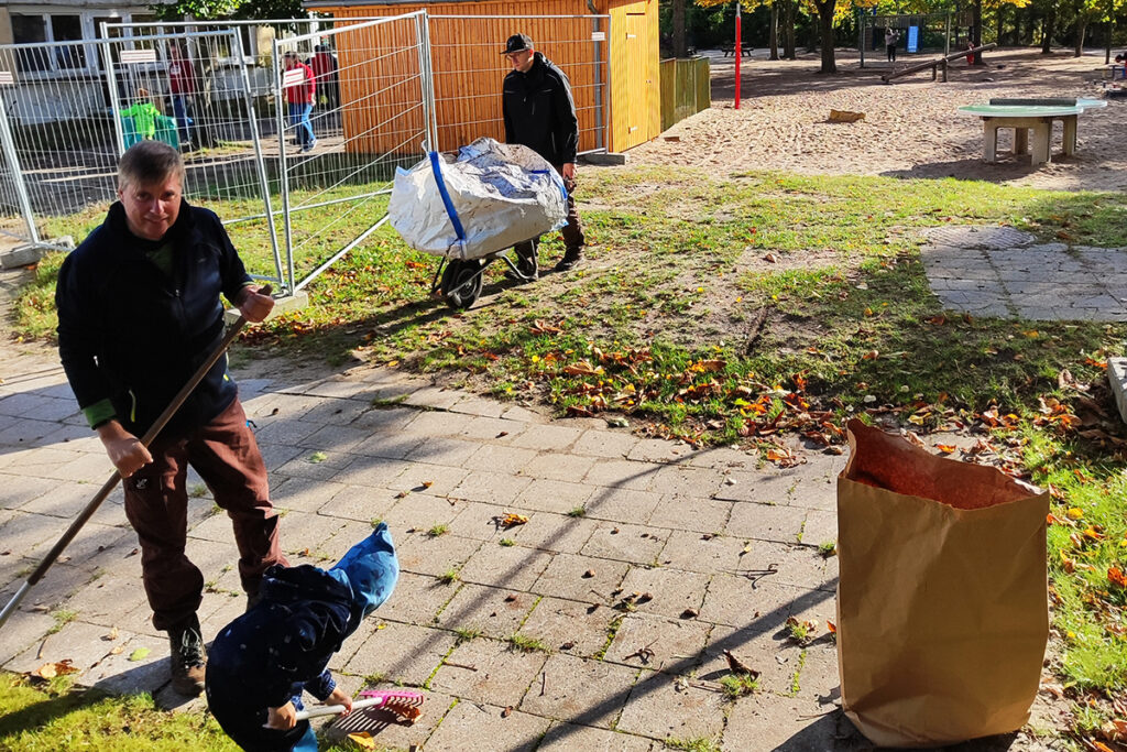 Menschen bei Gartenarbeit mit einem Kind