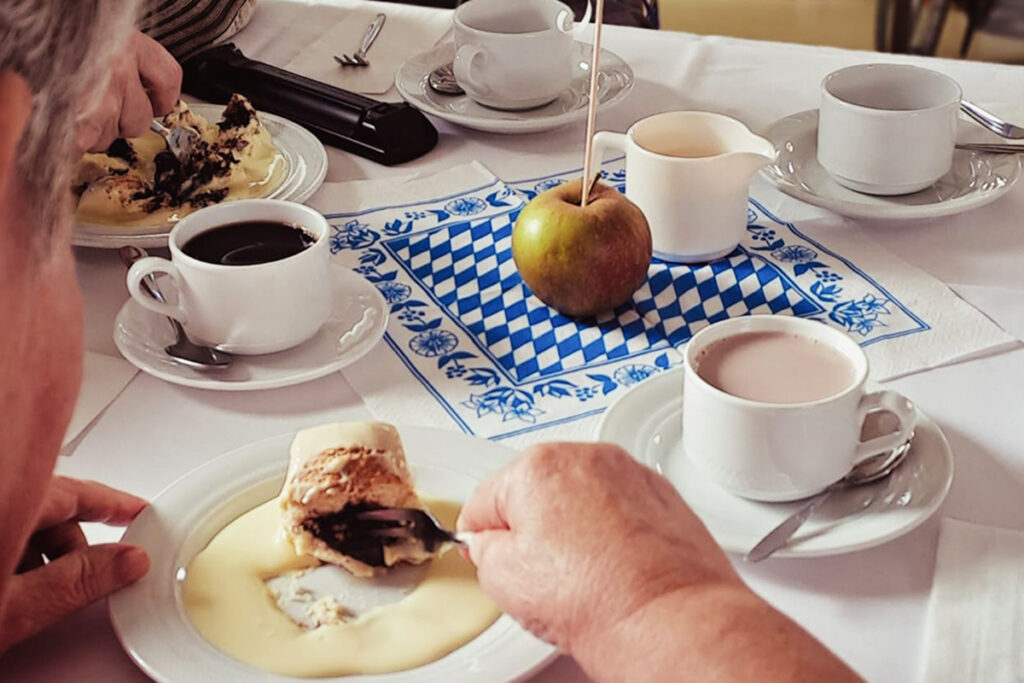 Personen beim Dessert mit Kaffee und Tee