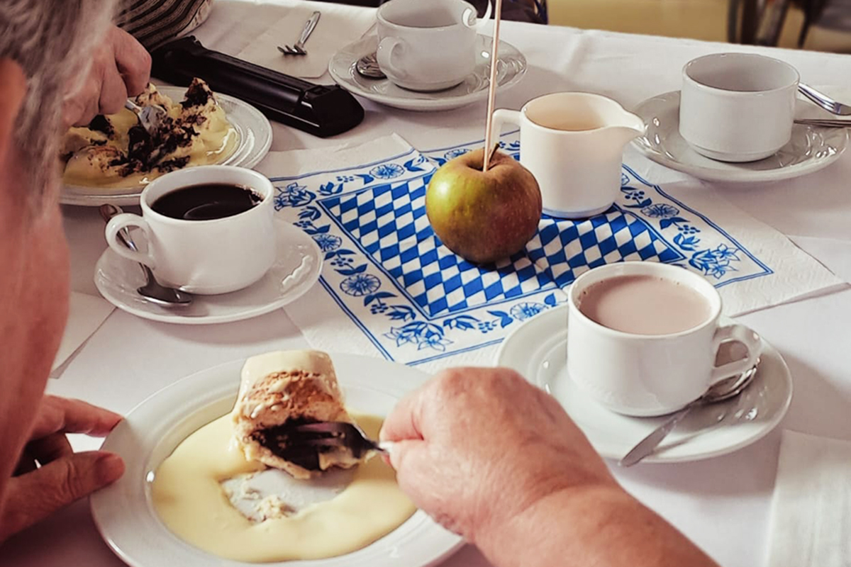 Personen beim Dessert mit Kaffee und Tee