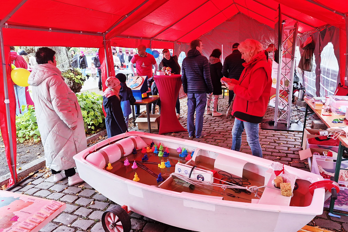 Menschen in einem roten Pavillon bei einem Fest