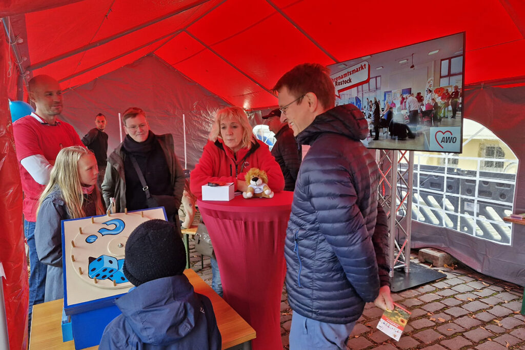Menschen in einem Zelt bei einer Veranstaltung
