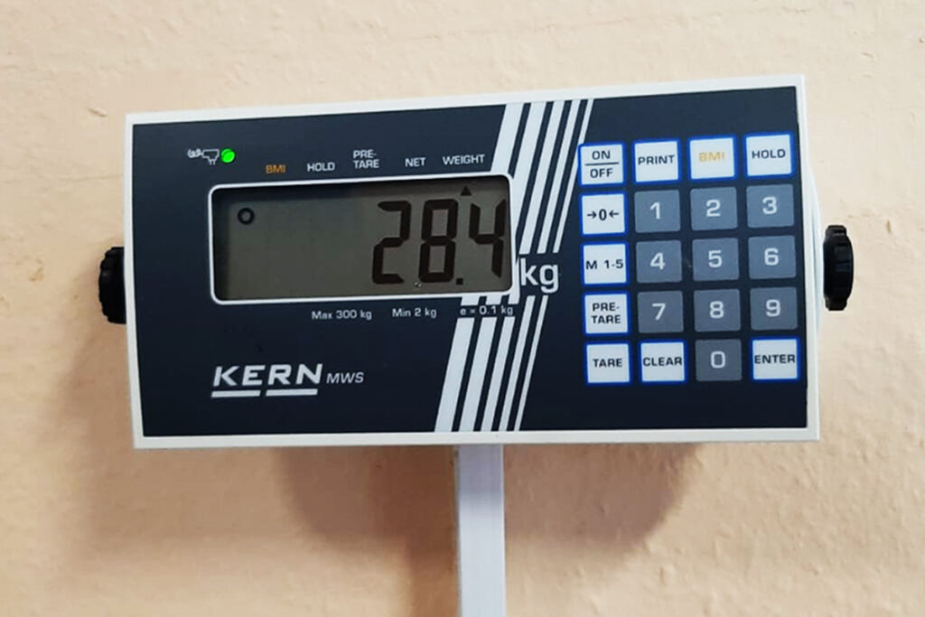 Digitale Anzeigetafel einer Waage mit einem Display und numerischem Tastenfeld