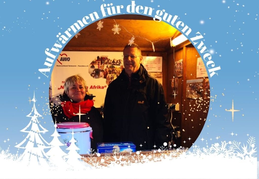 Zwei Personen stehen in einem h&ouml;lzernen Verkaufsstand mit winterlicher Dekoration.