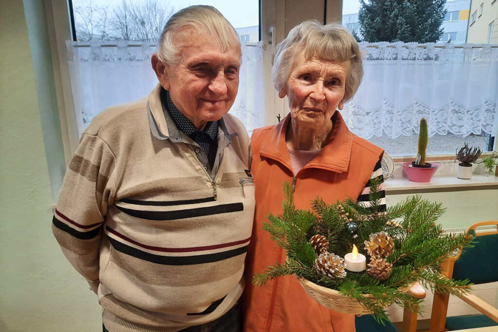 Ein &auml;lteres Paar steht nebeneinander im Raum