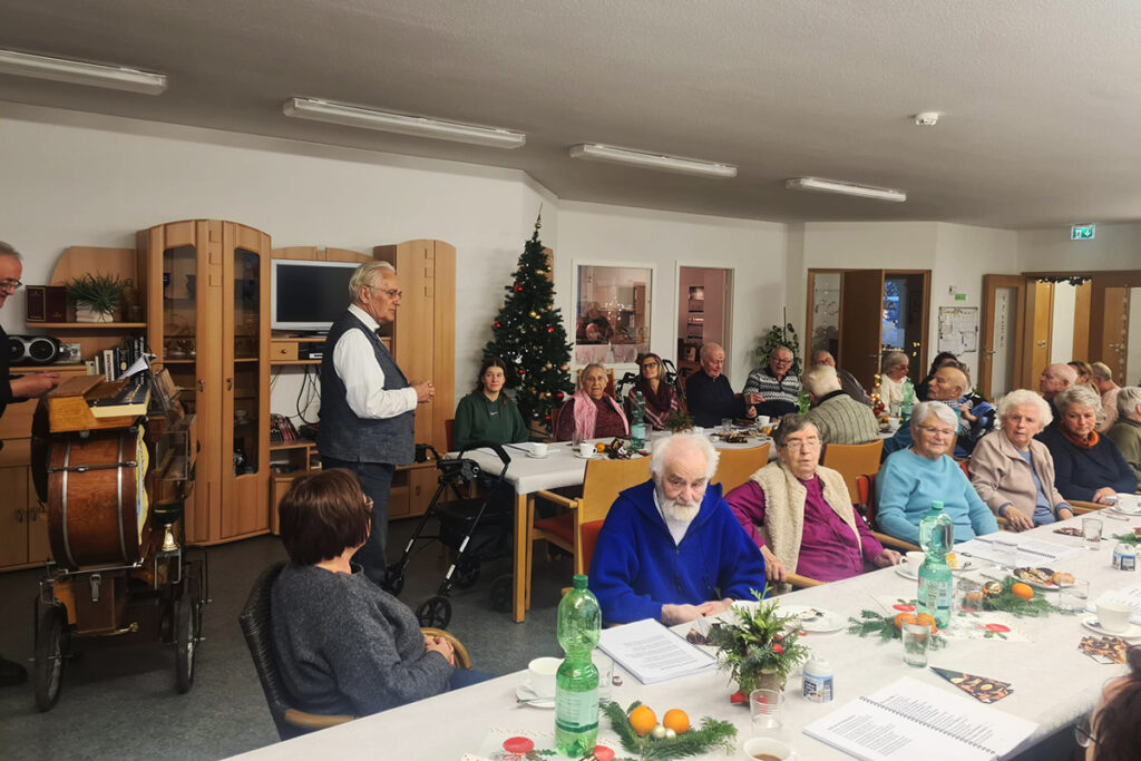 Menschen in einem Gemeinschaftsraum bei einer Versammlung oder Feier