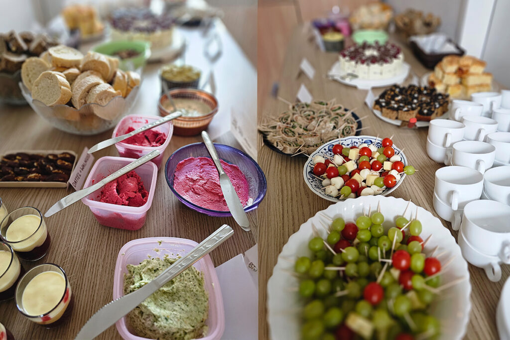 Buffettisch mit verschiedenen Speisen und Bestecken.