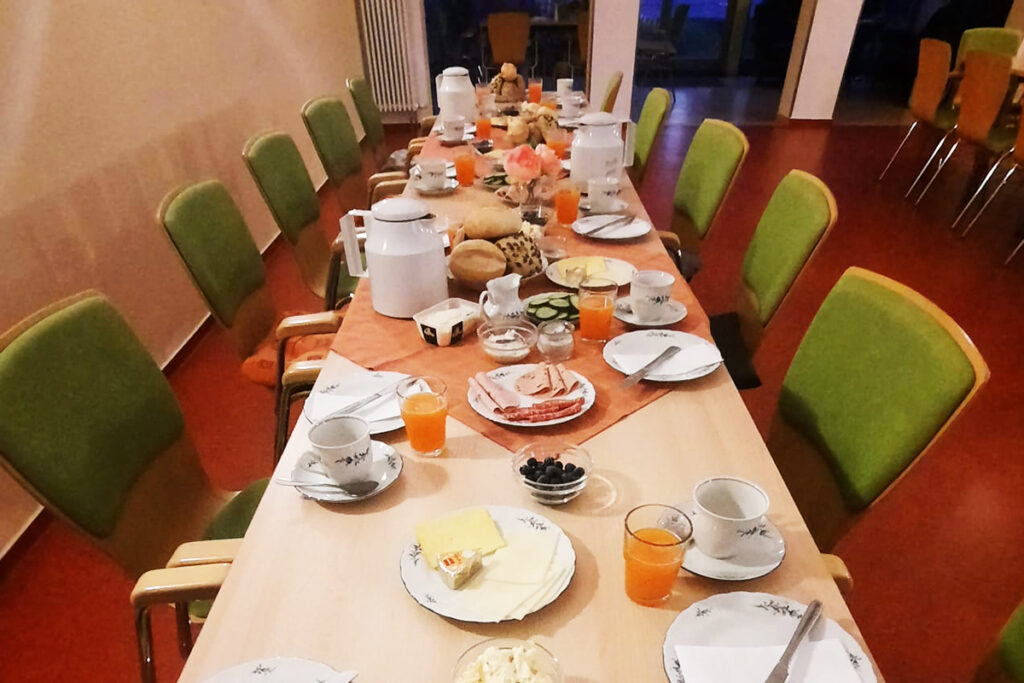 Tisch gedeckt f&uuml;r Fr&uuml;hst&uuml;ck oder Brunch