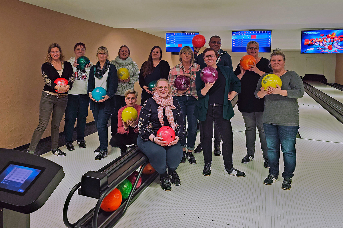 Gruppe von Menschen beim Bowling