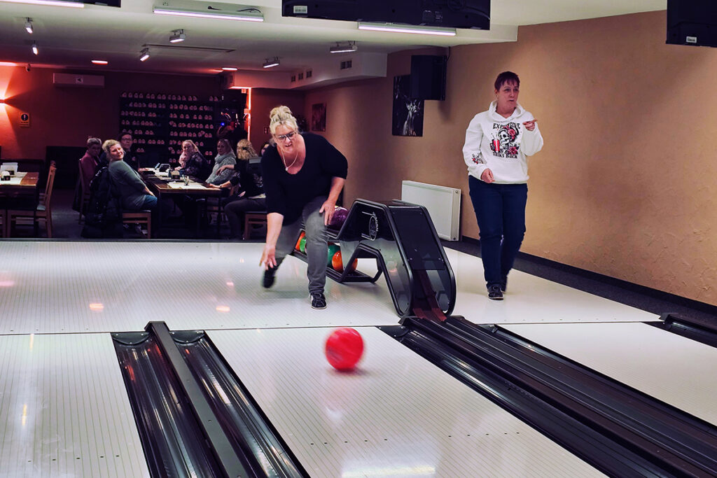 Personen beim Bowling in einer Halle