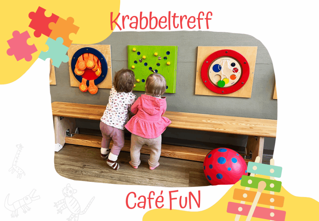 Zwei Kleinkinder spielen an einer Wand mit interaktiven Elementen.