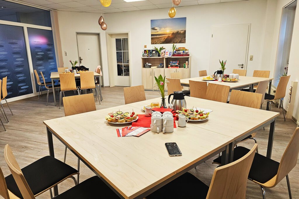 Gemeinschaftsraum mit gedeckten Tischen