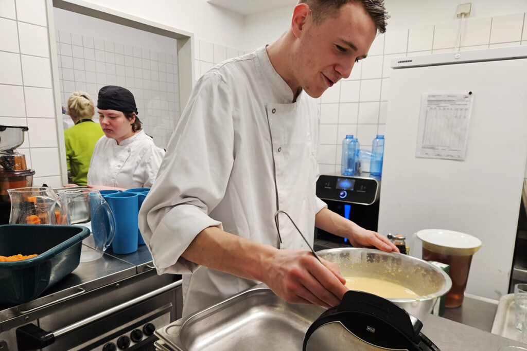 K&uuml;chenarbeit in einer Gro&szlig;k&uuml;che